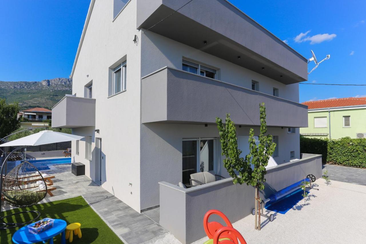 Family Friendly Apartments With A Swimming Pool Kastel Kambelovac, Kastela - 16162 Exterior foto