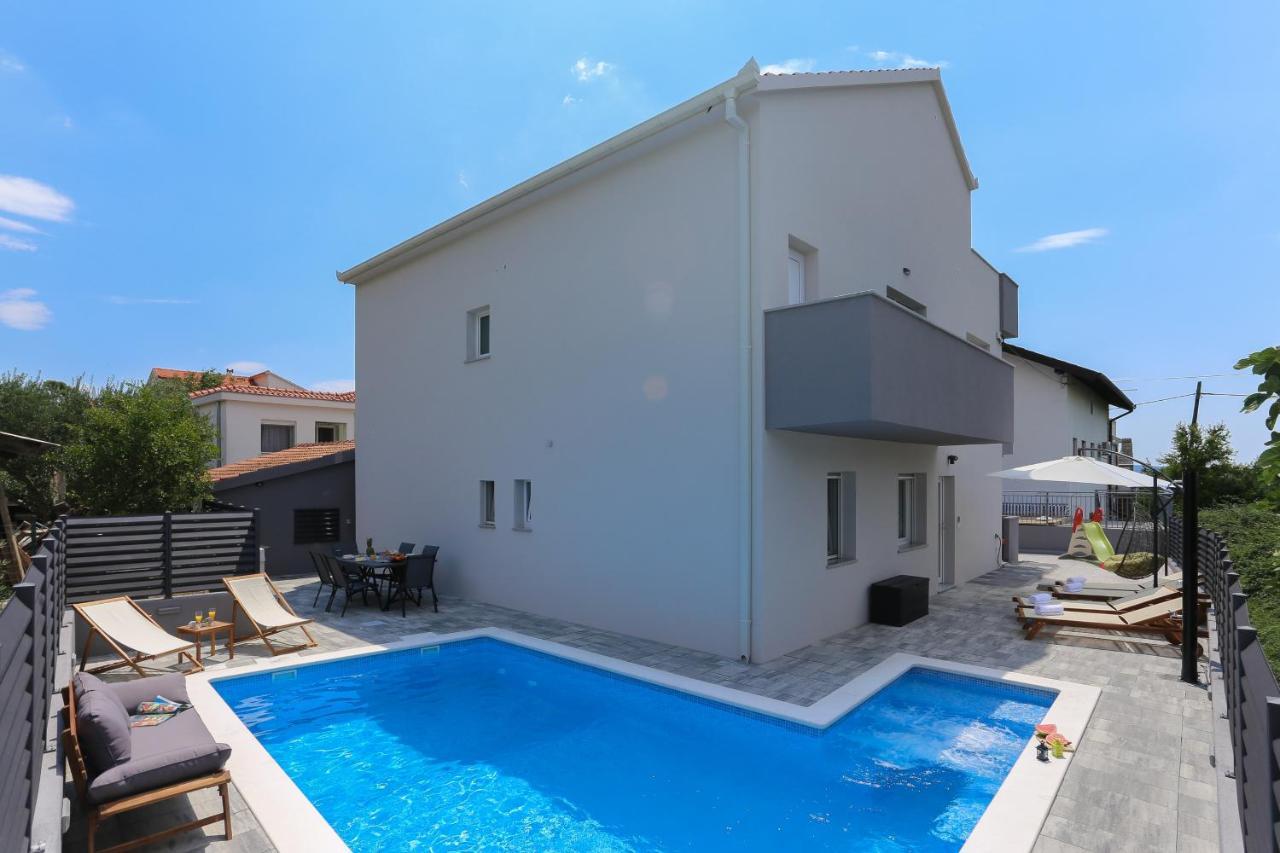 Family Friendly Apartments With A Swimming Pool Kastel Kambelovac, Kastela - 16162 Exterior foto